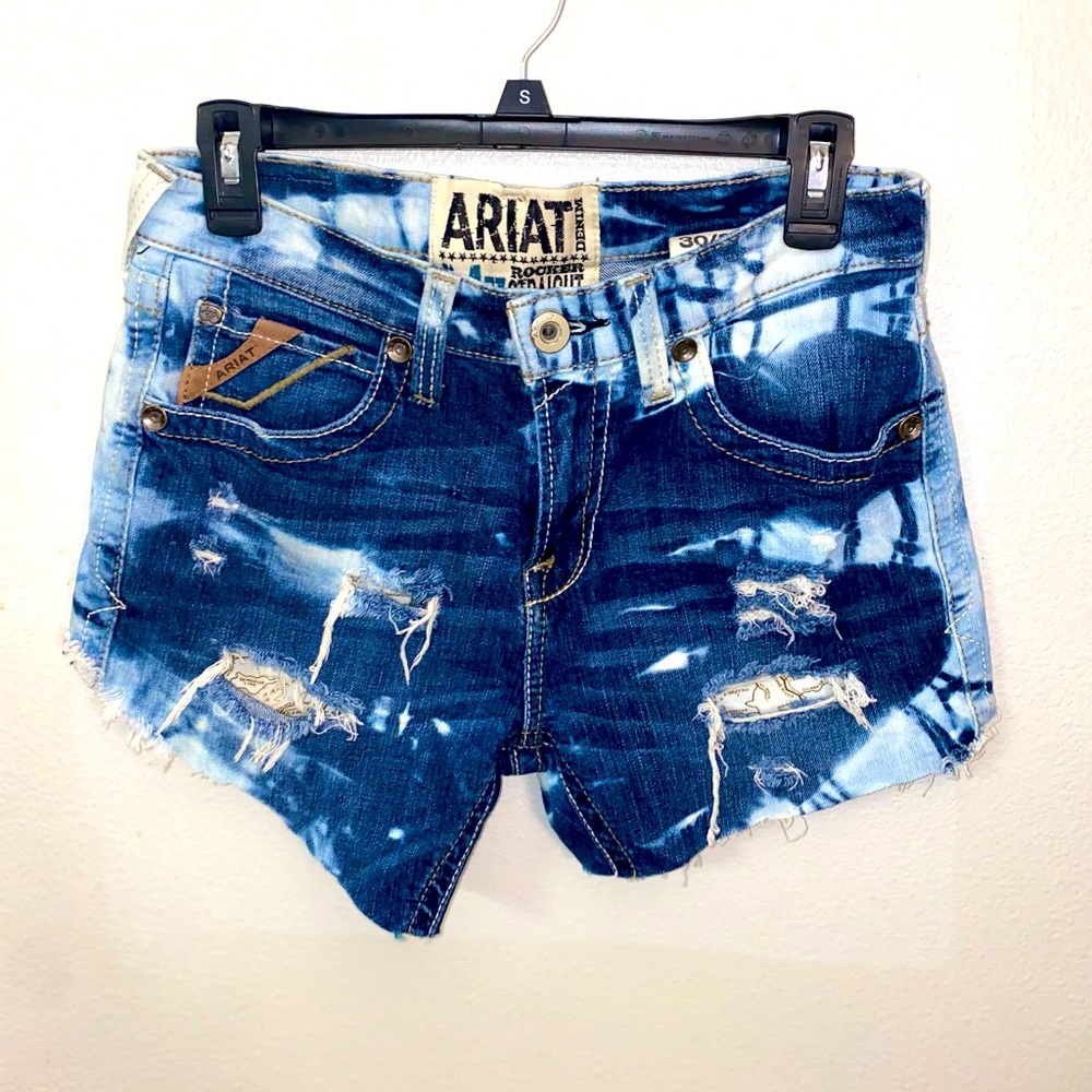 Mens size 30/32 Ariat cut off jeans!